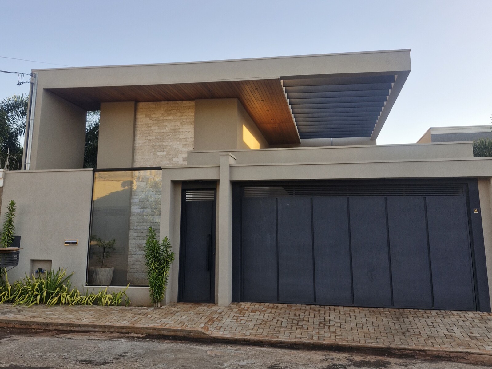Casa residencial de alto padrão entregue pela MRE Construções
