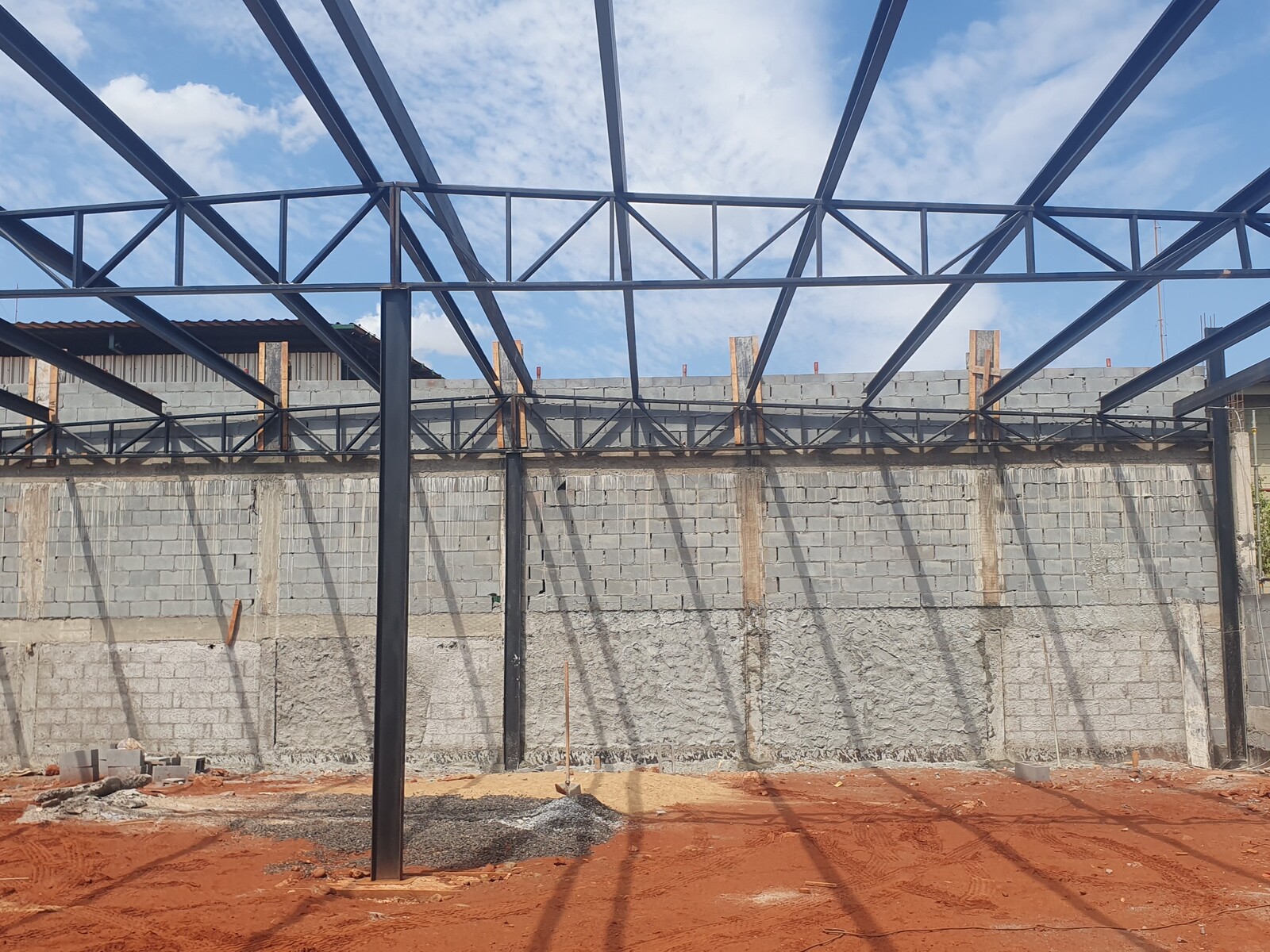 Estrutura metálica de cobertura de obra industrial executada pela MRE