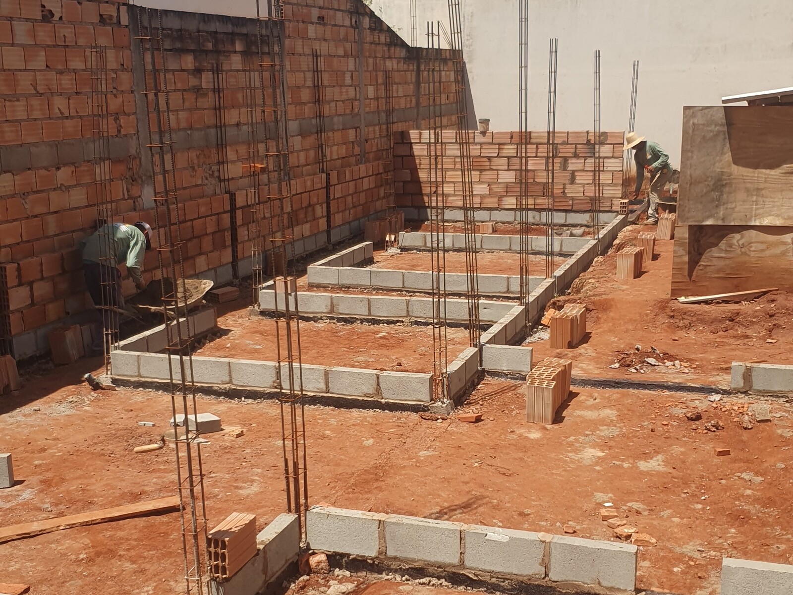 Obra residencial em alvenaria executada pela equipe da MRE Construções