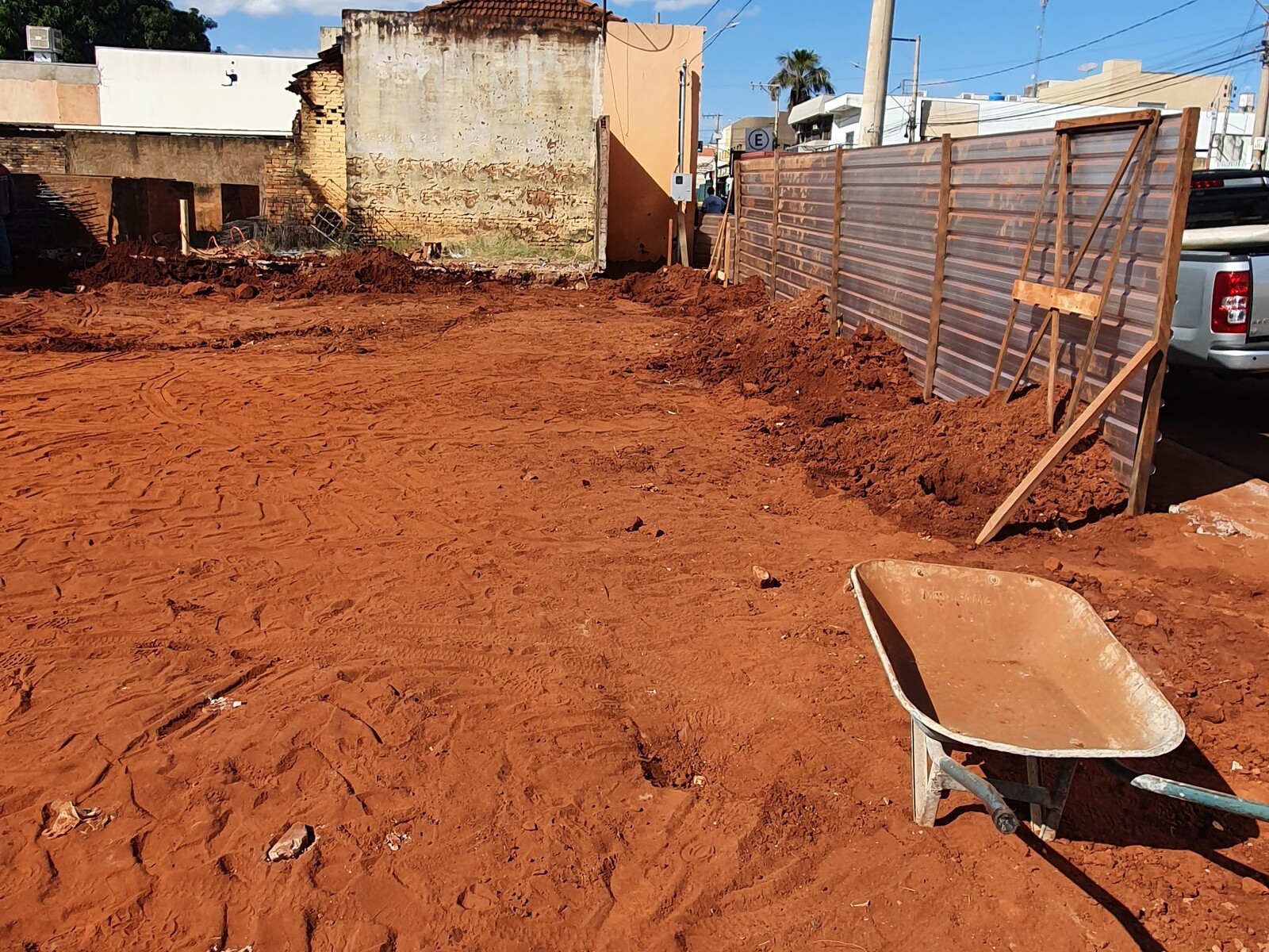 Obra comercial executada pela MRE Construções em fase de estrutura